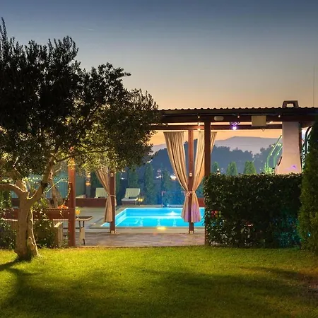 Luxury With A Swimming Pool Split - 20334