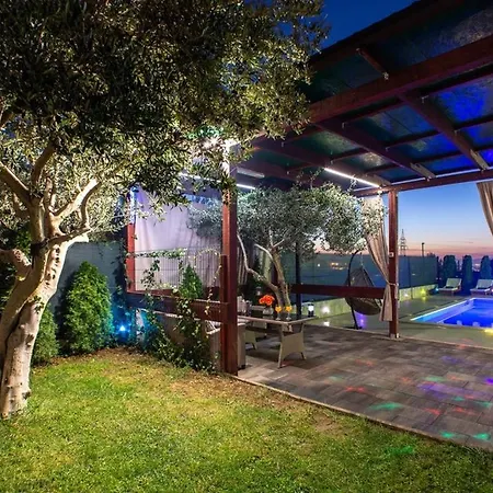 Vila Luxury With A Swimming Pool Split - 20334
