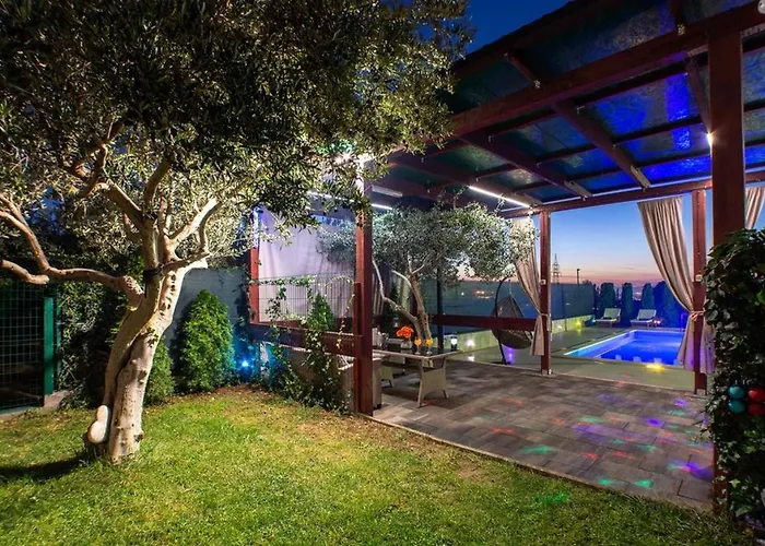 Villa Luxury With A Swimming Pool Split - 20334